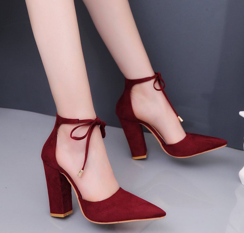 聪明女人穿高跟鞋，更聪明的女人穿粗跟的，显腿细不说，更显高