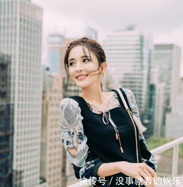 古力娜扎亮相纽约时装周，穿一袭中国风长裙，甜美又俏皮！