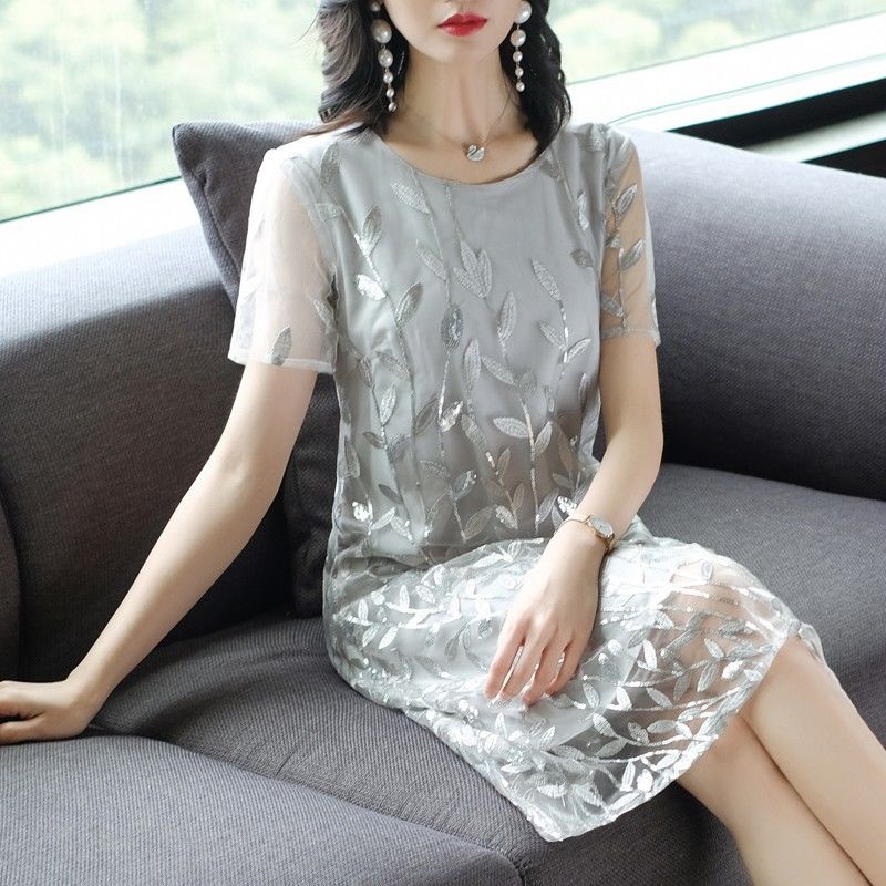 大热的天,建议40-55岁女人尽量多穿裙子,少穿裤子,洋气