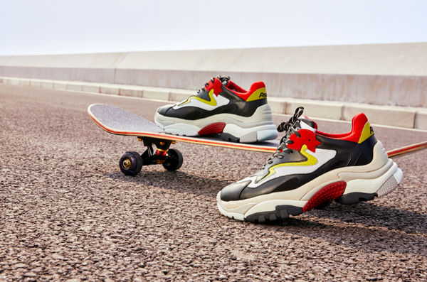 钱正昊巴黎街拍时尚抢眼 ASH老爹鞋尽显潮男本色