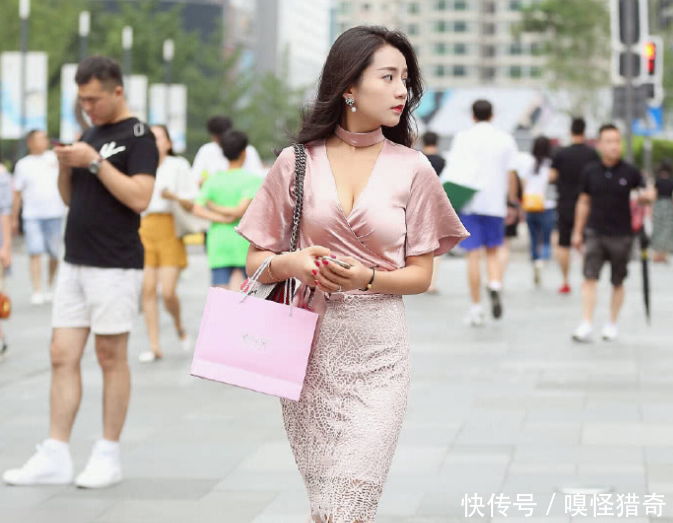 街拍：身材丰腴时髦秀气的小姐姐，搭配妩媚风姿绰约元气满满！