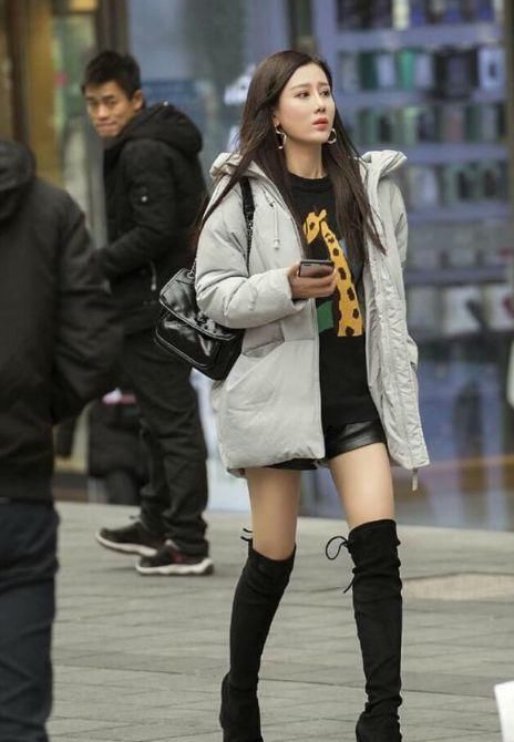  「吊带」街拍：长发小姐姐手提小包，西裤搭配吊带上衣，美丽大方十分耐看