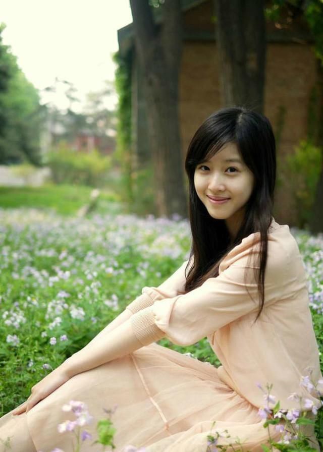 刘强东6年前的一条微博被曝，称路边的野花那么美，网友：神预言