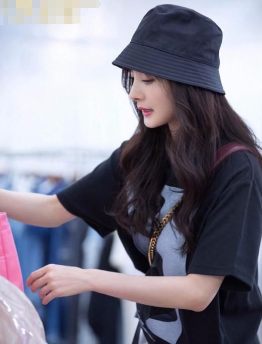 杨幂不愧是带货女王!穿“眼睛鞋”腿长到逆天，平底鞋就该这么穿