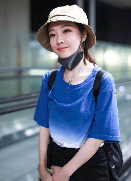 冯提莫真敢穿！下搭大妈裙抢眼，网友：网红和明星的差距真大