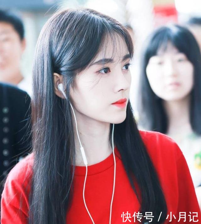 鞠婧祎简直了，牛仔裙这么紧还能把上衣扎进去，小腰到底有多细