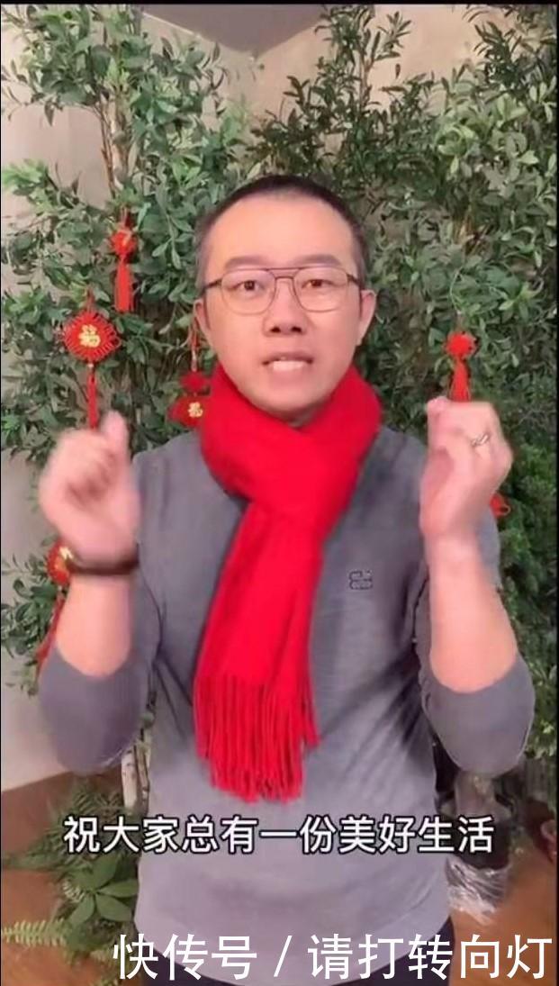  『拖鞋』涂磊给女儿吹头发，穿家居服配粉拖鞋好土萌，顾家的男人就是时髦