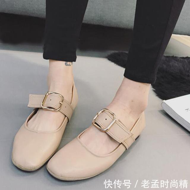  穿着：方头粗跟鞋，穿着舒服走路更加稳固不崴脚
