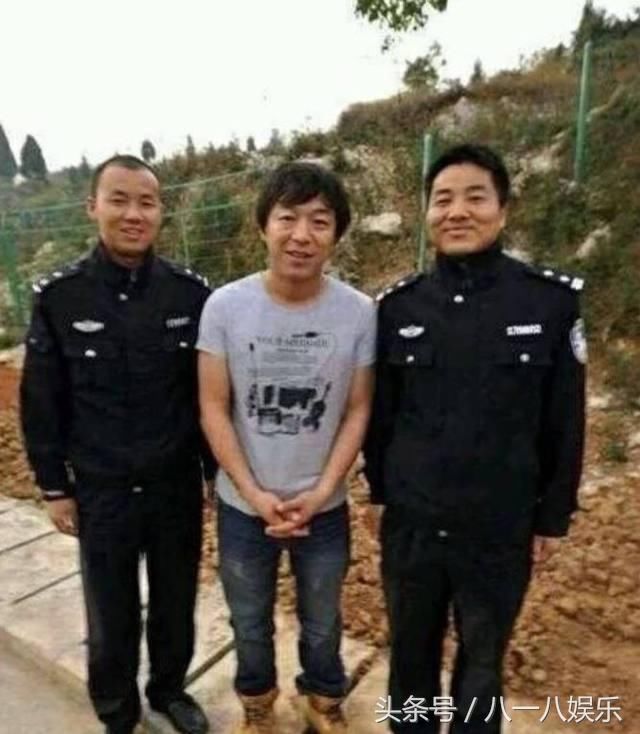 张卫健澄清谣言，论与警察合照正确姿势，马云最聪明