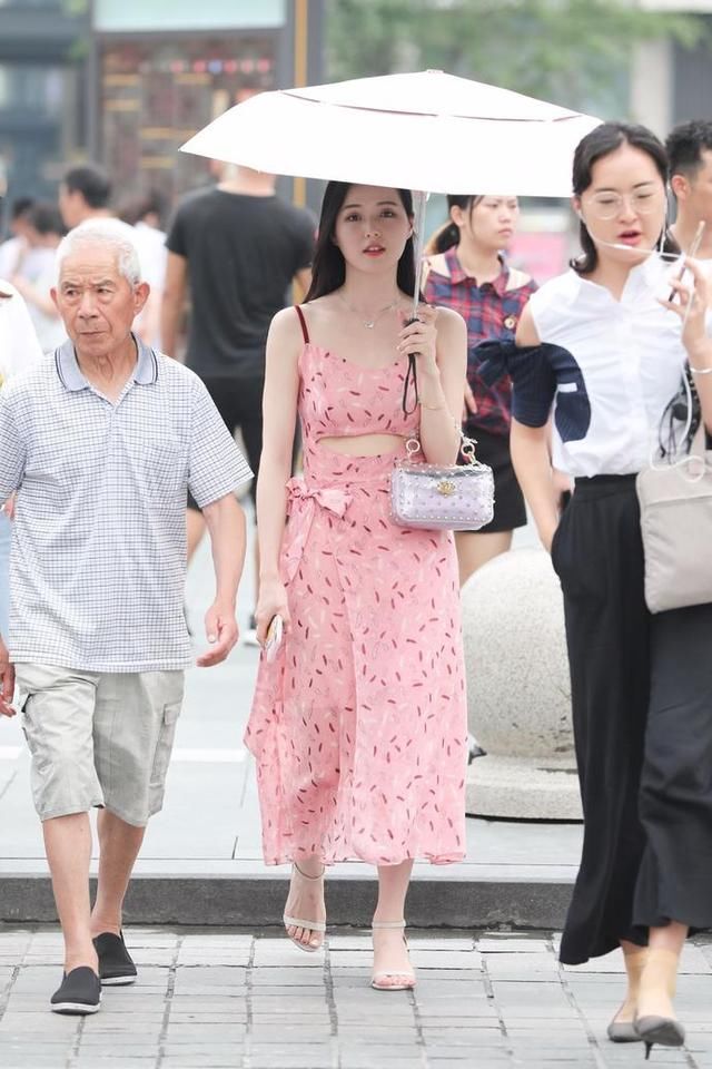 街拍：美女皮肤细腻，脸蛋儿精致，身穿吊带裙子，更加迷人吸睛