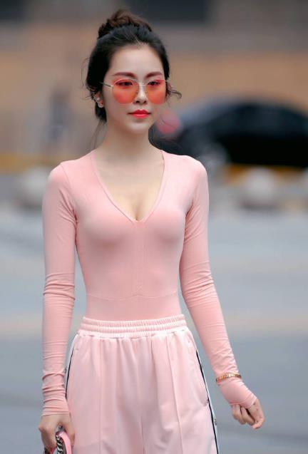 轻熟气质小姐姐紧身衣彰显曼妙好身材，身姿纤细无与伦比，太轻了