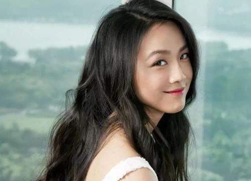  #半丸子头#三十几岁的女人别急着染发，试试这3种黑发造型，有气质还不伤发