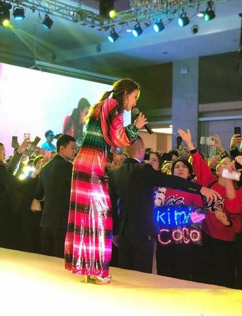  『女性朋友』李玟COCO又穿连衣裙＋蕾丝打底衫，换个卷发搭配更贵气，气质出众