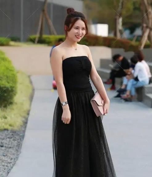  『最前沿』街拍:笑容甜美的小姐姐,一条小连衣裙,走在时尚最前沿