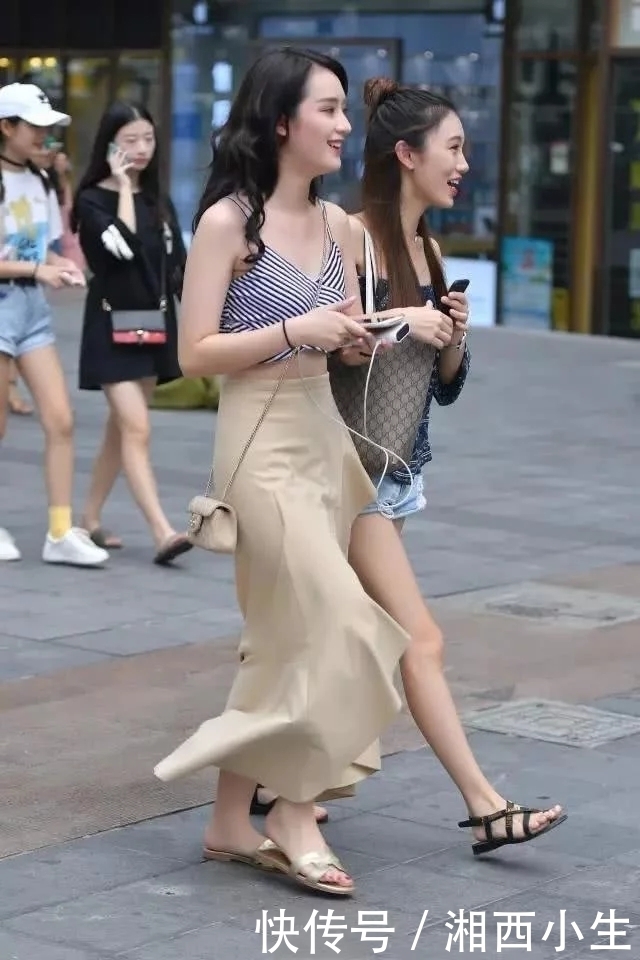 一起逛街的美丽姐妹花，气质都很甜美，左边的长裙美女更胜一筹，