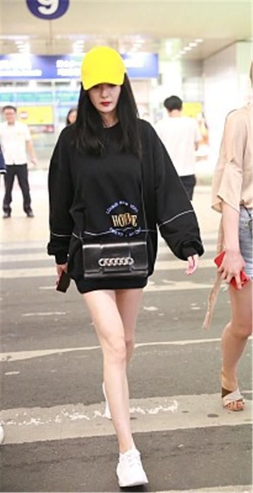 杨幂胆太大, 裙子与胯平齐了, 网友: 刘恺威还不来管管?