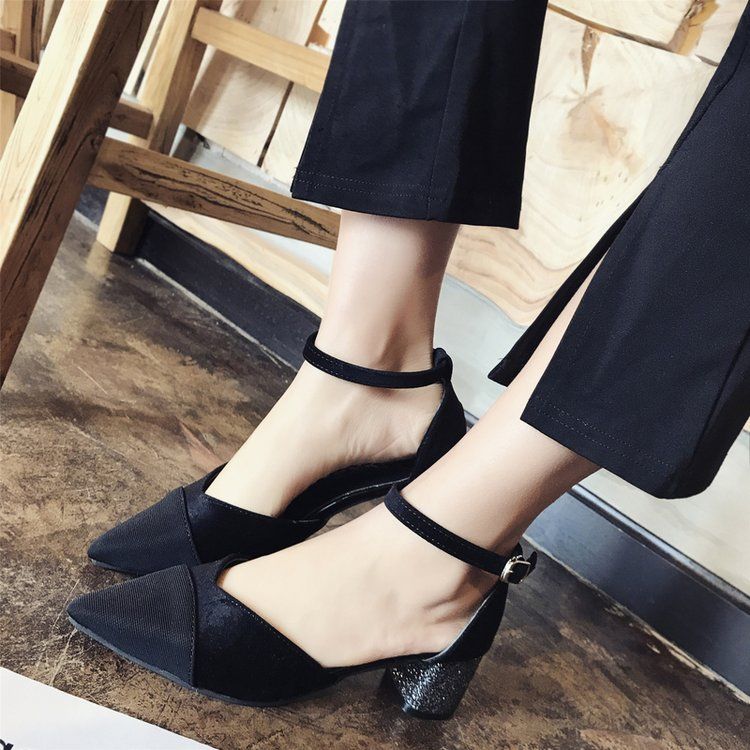 女人的鞋柜里怎么能少得了一双高跟鞋呢?时尚魅力又彰显迷人气质