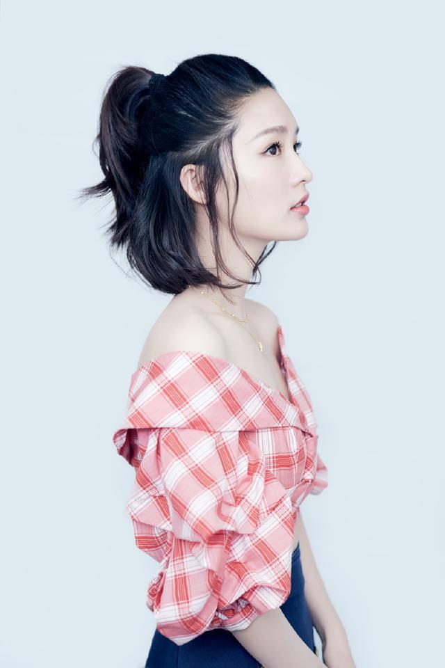 李沁胆真大! 穿绿色的紧身勒的皱巴巴的,几乎是遮不住的!