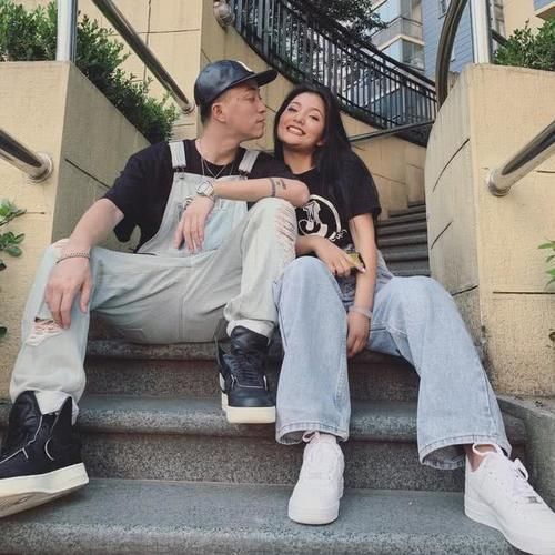  『牛仔裤』Jony j穿背带裤与妻子甜蜜对视，衣品爆棚不显娘，嘻哈老爸太帅