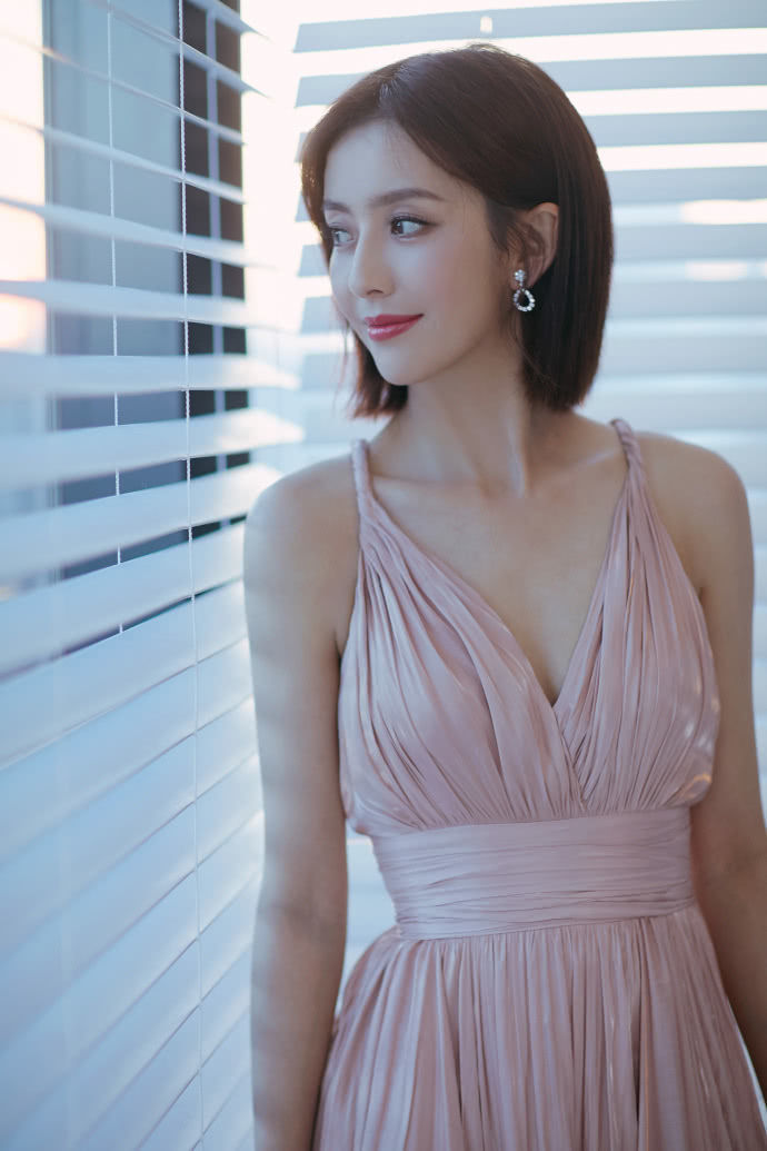 佟丽娅太拼了，吊带裙瘦的撑不起来，同是88斤，周冬雨更尴尬