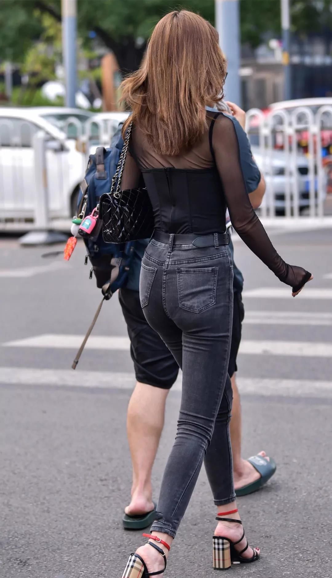 街拍路人，时尚的街头背影杀手，你最想哪一位转身一睹芳容