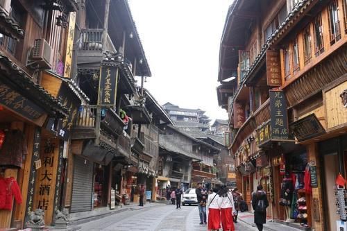 住宿住不起吃饭吃不起,停车给你玩套路,千户苗寨成下个“雪乡”