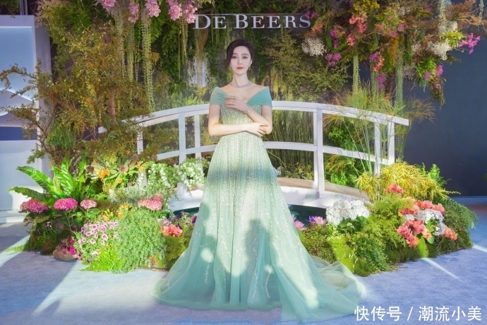 瘦下来后的范冰冰时髦到飞起!破洞牛仔裤穿出筷子腿,李晨好福气