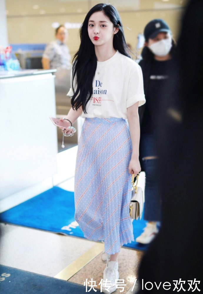 周洁琼越来越有名，机场穿搭也越来越有品，最后一件真漂亮