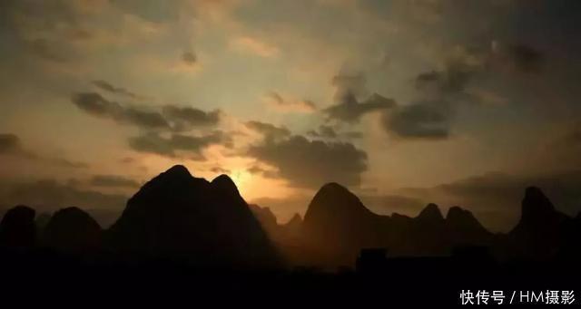 「座山峰」中国有个神奇的地方,一天3次日出,3次日落!