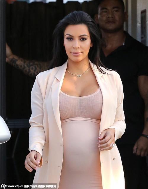 郑秀晶参加巴宝莉活动时,网友发现她的胸部垂到了肚脐眼