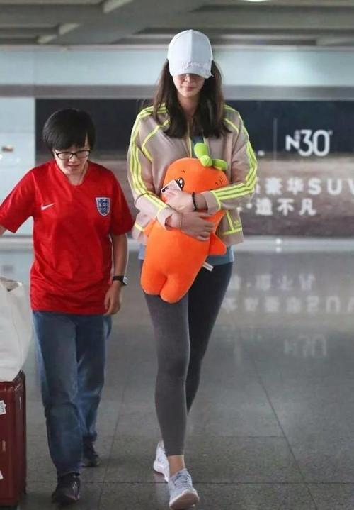 惠若琪长的不是很好看，腿还有点粗！可她不管穿什么就是很有气场