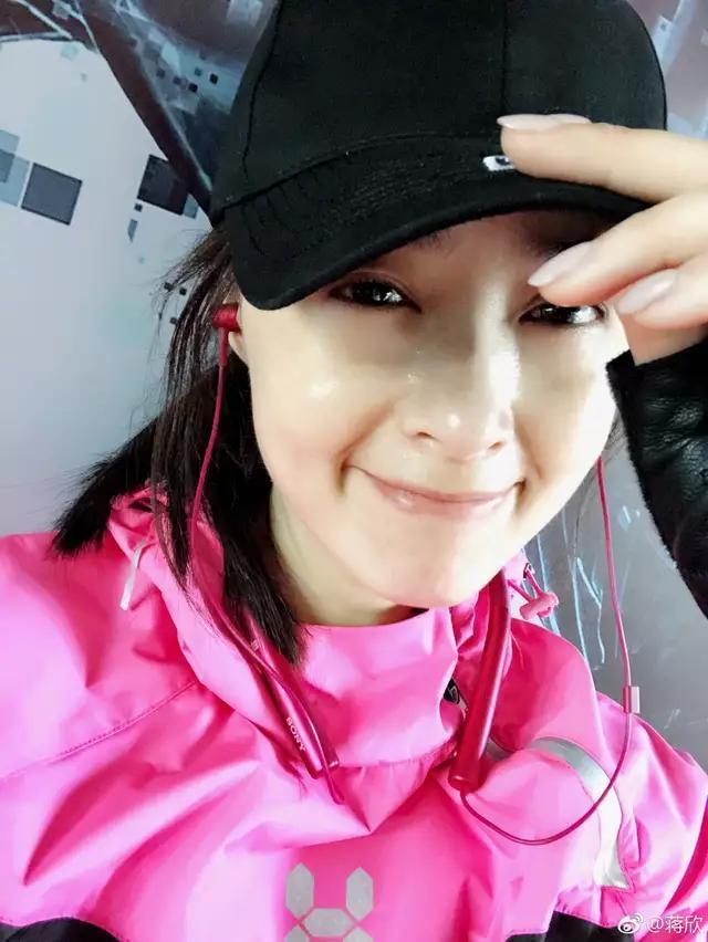 35岁的蒋欣万年不变的发型终于变了，从大饼脸秒变瓜子脸