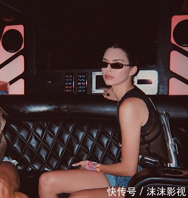  『小S』小S的奇葩穿衣又出现了，一袭粉色长裙配“大妈”墨镜，土到极致