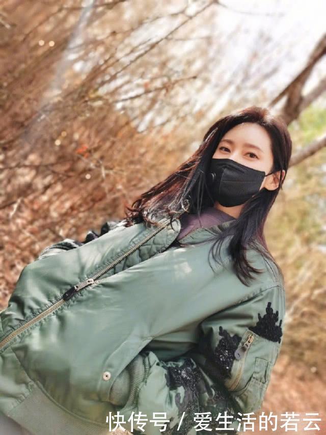  显嫩■名门泽佳秋瓷炫绿色夹克配长裙效果显嫩，晒歪头杀照鼓励粉丝