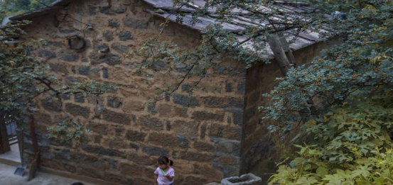 中国“与世隔绝”的村庄：进村需爬两千台阶，房屋建在悬崖边上！