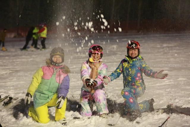 奥悦碾子山国际滑雪场提前迎来游客高峰