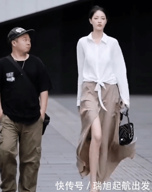 「巨瘦」身高180还巨瘦,紧身衣都撑不起来,男人站身旁像“侏儒”