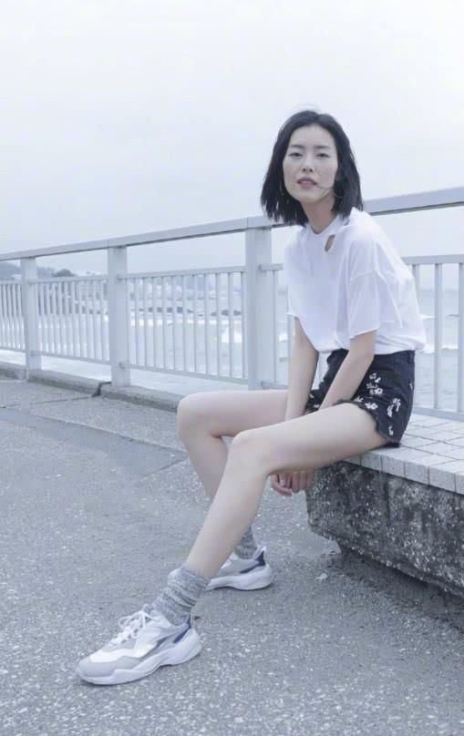 刘雯的搭配真别致，竟在脚腕处绑一根羽毛，这是要上维密的T台?