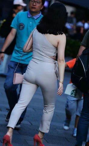 打底裤有着高贵优雅的美感，瞬间变成T台女王范