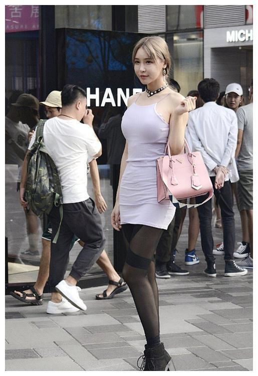 街拍：图1董璇胯真宽，图2这黑丝袜设计真独特！图4紫色丝袜美女