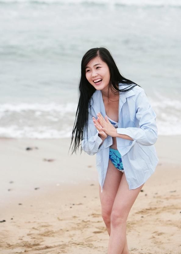 波光粼粼的海边风景甚是迷人，小姐姐们穿着泳衣奔跑嬉戏