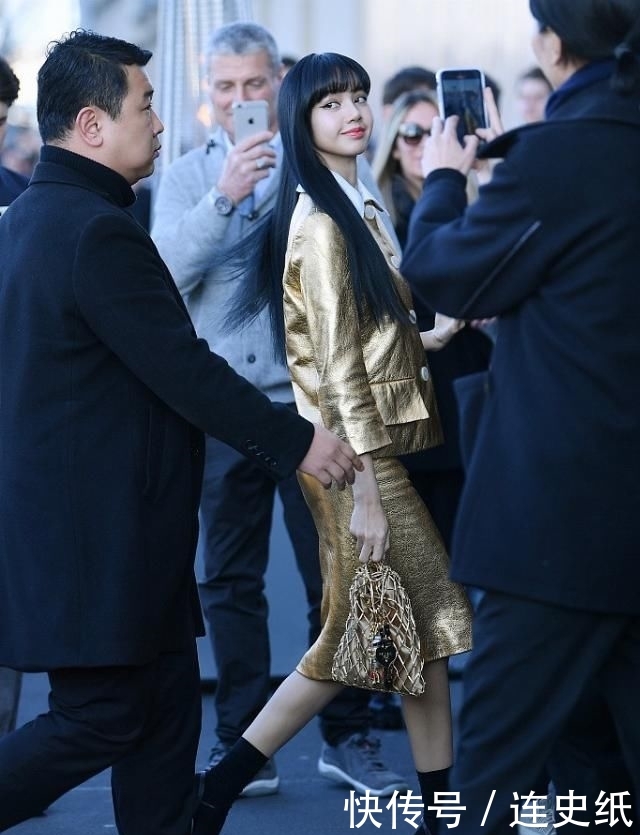 亮相:人间芭比Lisa亮相Prada秀场 向你发射甜蜜暴击