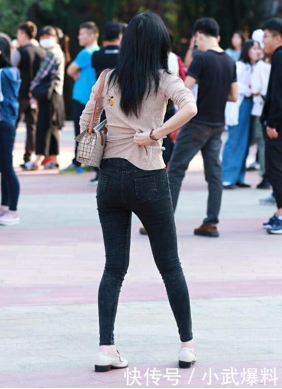 路人街拍，小姐姐下搭黑色弹性牛仔裤，很时尚甜美