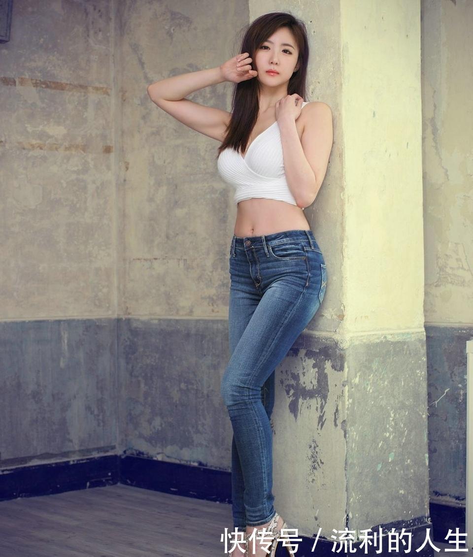 街拍: 美女穿紧身牛仔裤美照, 漂亮大方又吸引人