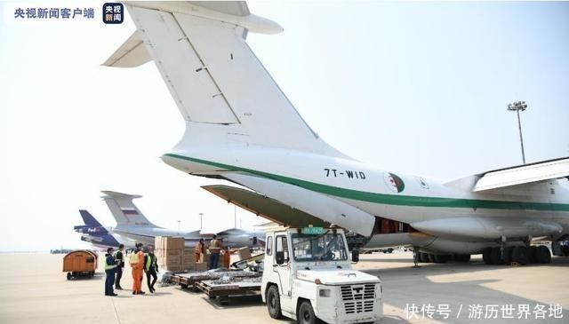  空军包机■5架外国军机同天赴上海浦东机场，装运防疫物资