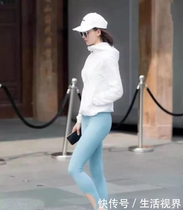  【美女】清新时尚给人清爽利落的感觉，行走间显满满的时尚活力气息