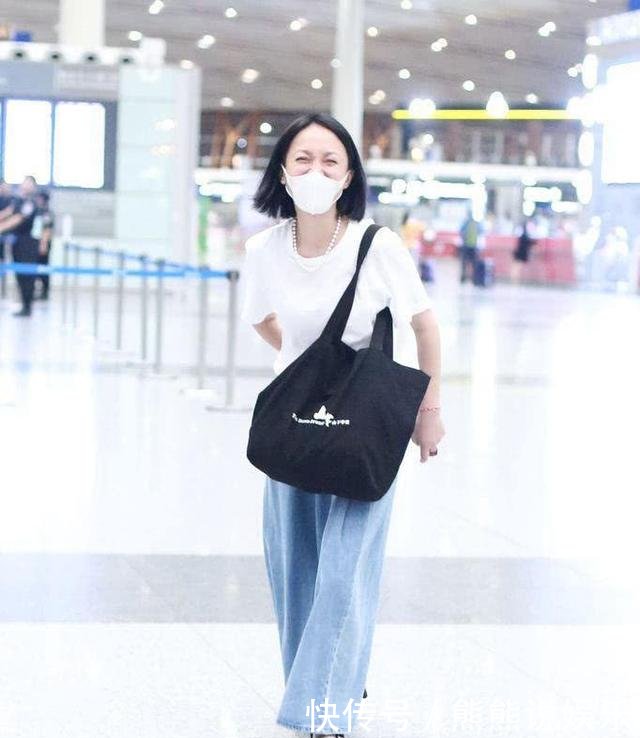 周迅出发巴黎高定时装周，白T恤搭阔腿裤，简单搭配穿出时髦感！