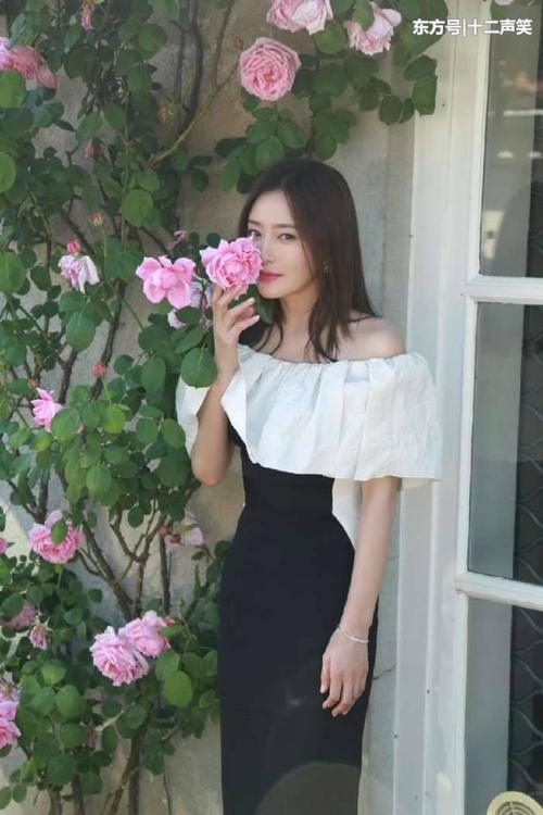 轻熟装扮的秦岚 ，分红肚兜性感十足，网友: 妩媚，太有料了！