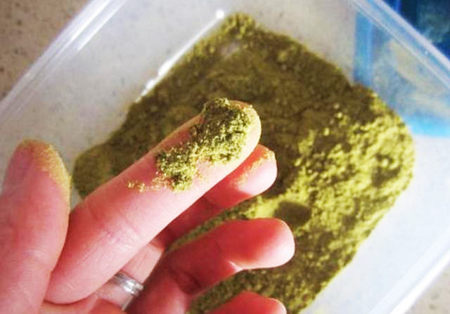 60岁老美容师忠告:一便宜药膏，没事多抹抹，眼纹、眼袋消无踪