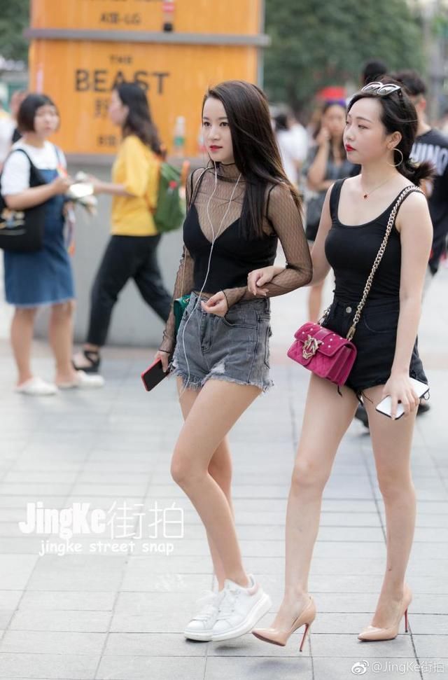 街拍：研究了百款穿搭，曲线迷人的小姐姐都这样搭配的，了解一下